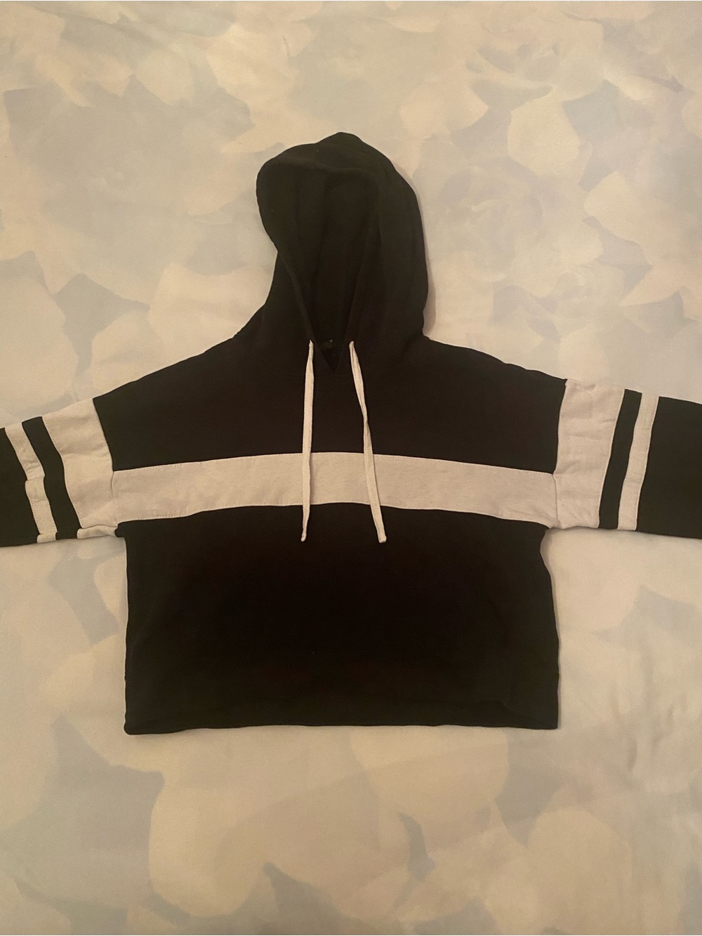 ✨Bundle : Buy 6 for $80

🎬Black Cropped Hoodie with White Stripes!